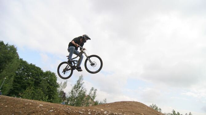 Dirtpark Metzingen Dirtpark Metzingen an der Nordtangente ist gut für spektakuläre Sprünge. GEA-FOTO: FINK