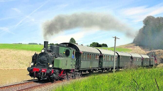 Die Hohenzollernlok Nr. 11 kehrt am Pfingstsonntag auf ihre ehemalige Heimatstrecke durchs Laucherttal zurück. FOTO: PR