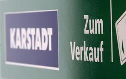Ein Hinweisschild hängt am Eingang des Karstadt-Parkhauses in Düsseldorf.