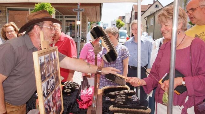 Schauen, anfassen, kaufen: Schmuck in vielen Variationen und Farben - das zieht immer. Das gute Wetter über die Pfingstfeiertage