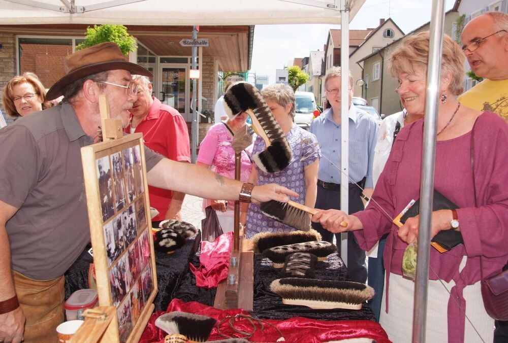 Schauen, anfassen, kaufen: Schmuck in vielen Variationen und Farben - das zieht immer. Das gute Wetter über die Pfingstfeiertage