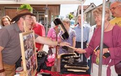 Schauen, anfassen, kaufen: Schmuck in vielen Variationen und Farben - das zieht immer. Das gute Wetter über die Pfingstfeiertage