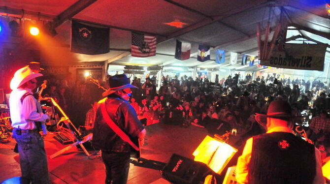 NEHREN. Der Wilde Westen fängt gleich hinter Dußlingen an. Knapp nach der Markungsgrenze weht die texanische Flagge. Am Lagerfeu