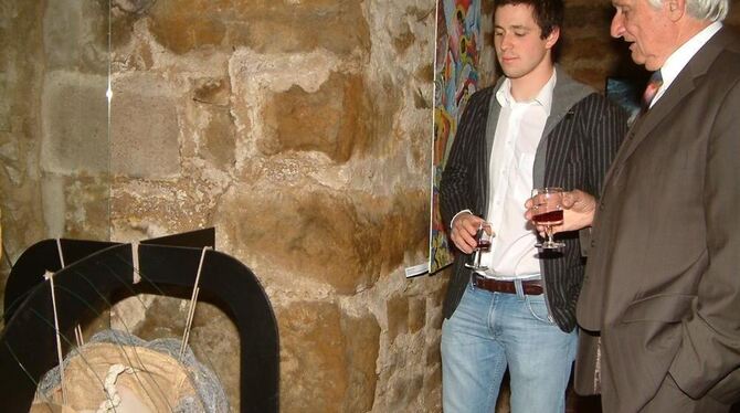 Edgar Wais (rechts) und Florian Lamparter vor der viel diskutierten Skulptur Lamparters "Beschützerin - Tribut an Louise Bourgeo