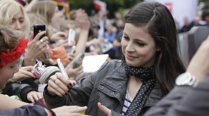 Eurovisions-Siegerin Lena Meyer-Landrut gibt auf einer Fanparty in Hannover Autogramme.
