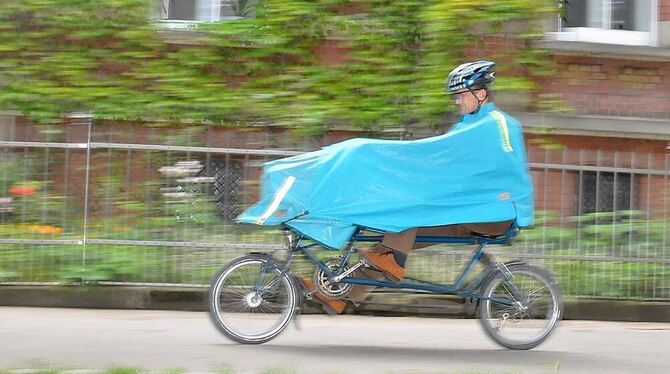 Nutzt die tägliche Fahrt nach Tübingen auch als »Work-out«: Der Reutlinger Jens Maschmann zieht das Liegerad dem Auto vor.  FOTO