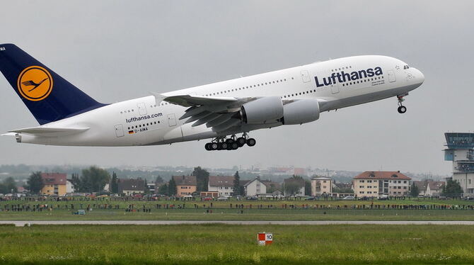 Riesen-Airbus A 380 in Stuttgart