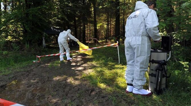 Polizisten sichern Spuren im Wald nicht weit weg von der Stelle wo Maria Bögerl tot gefunden wurde.