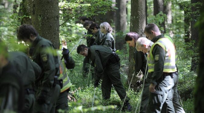 Im Wald suchen Polizisten nach Spuren des Mörders von Maria Bögerl.