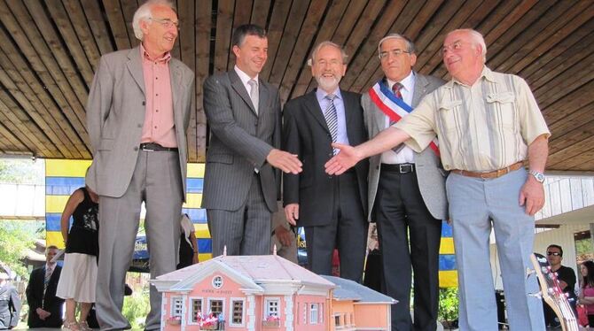 Geburtstagsgeschenk: Das Rathaus von Passy. Von links: Altbürgermeister Yves Tissot, der Abgeordnete Seß, Bürgermeister Rudolf H Geburtstagsgeschenk: Das Rathaus von Passy. Von links: Altbürgermeister Yves Tissot, der Abgeordnete Seß, Bürgermeister Rudolf H