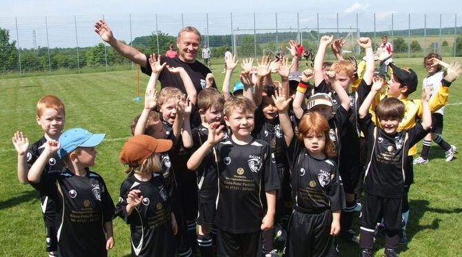 Egal ob Sieg oder Niederlage, der Mannschaftsgeist stimmt im Bambini-Team - auch wenn's mal gegen etwas kräftigere Gegner geht. Egal ob Sieg oder Niederlage, der Mannschaftsgeist stimmt im Bambini-Team - auch wenn's mal gegen etwas kräftigere Gegner geht.