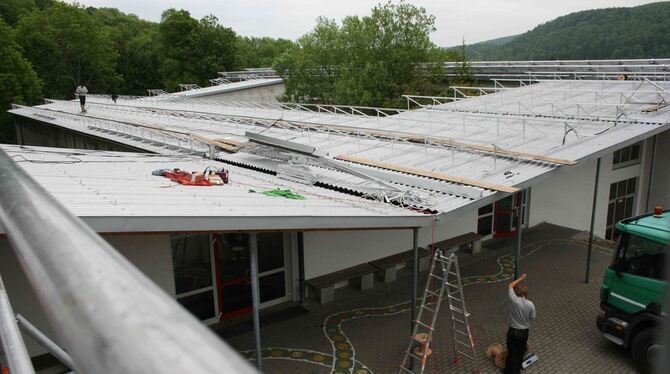 Auf dem Dach der Münsterschule wird eine Fotovoltaik-Anlage montiert. FOTO: DÜRR