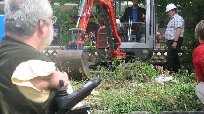 OB Palmer im Bagger beim symbolischen Spatenstich auf dem Parkplatz am Süd-Ausgang. Nicht nur Rollstuhlfahrer wie Gotthilf Lorch