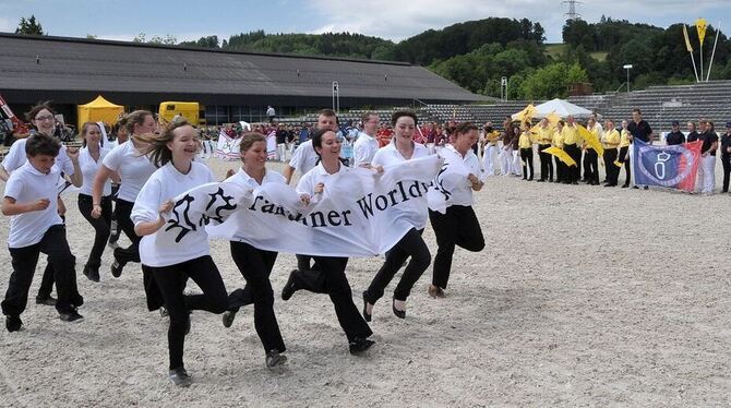 Im flotten Trab in die Arna. Die Jungzüchter des Trakehner-Verbandes bei der Parade in Marbach. Foto: Niethammer