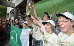 Jubelnder Empfang am IKG: Die Klasse 8 d hat die Lebensweltmeisterschaft gewonnen. FOTO: NIETHAMMER