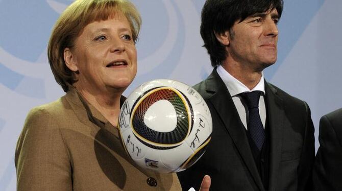 Bundeskanzlerin Angela Merkel drückt dem Team von Joachim Löw für die WM die Daumen.