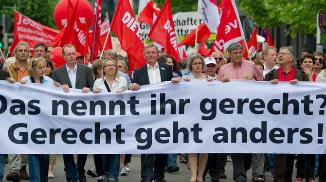 Demonstranten protestieren in Stuttgart gegen Sozialabbau und die Sparpläne der Bundesregierung.