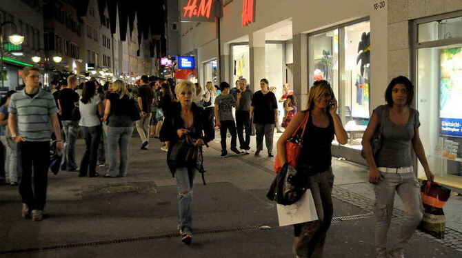 Am Samstag kann in der Reutlinger Innenstadt  wieder in die Nacht hinein geshoppt werden. ARCHIVFOTO: NIETHAMMER