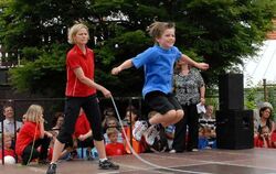 Unterhaltung mit und vor allem auch für Kinder: Beim »Rope Skipping« überzeugten die Schüler des Bildungshauses auf der Bühne.