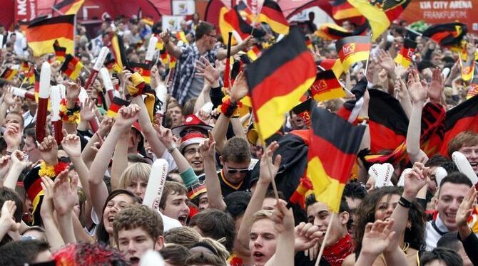 Fans mit schwarz-rot-golden Fahnen bei der Übertragung des Fußball Weltmeisterschaftsspieles Deutschland gegen Australien in