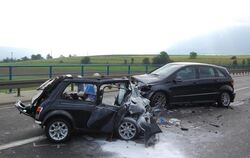 Der alte Mini wurde beim Zusammenprall mit dem Mercedes schwer deformiert.