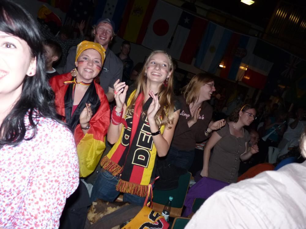 Fußball-Fieber im Gemeindesaal der Reutlinger Baptisten.