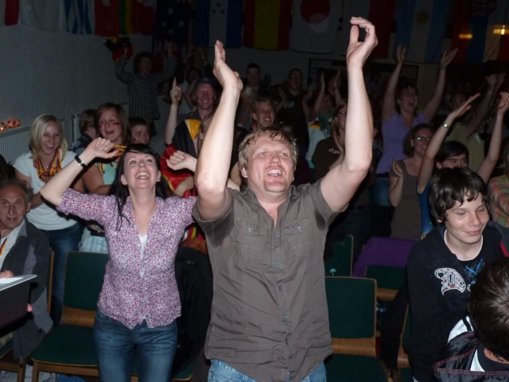 Fußball-Fieber im Gemeindesaal der Reutlinger Baptisten.