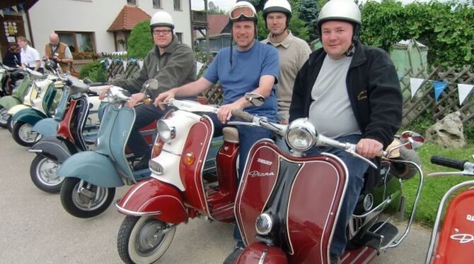Versammelte Rollermannschaft mit Organisator Volker Reusch aus Metzingen, rechts. FOTO: AKI