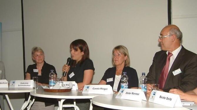 Diskutierten in der IHK-Akademie über die neue Werkrealschule von links: Dr. Stefan Meißner (RP Tübingen), Gabriele Schmalacker Diskutierten in der IHK-Akademie über die neue Werkrealschule von links: Dr. Stefan Meißner (RP Tübingen), Gabriele Schmalacker