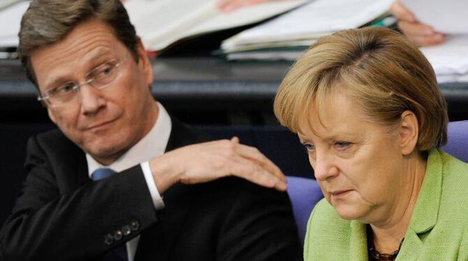Vizekanzler Guido Westerwelle (FDP) und Bundeskanzlerin Angela Merkel (CDU) im Plenarsaal des Bundestages.