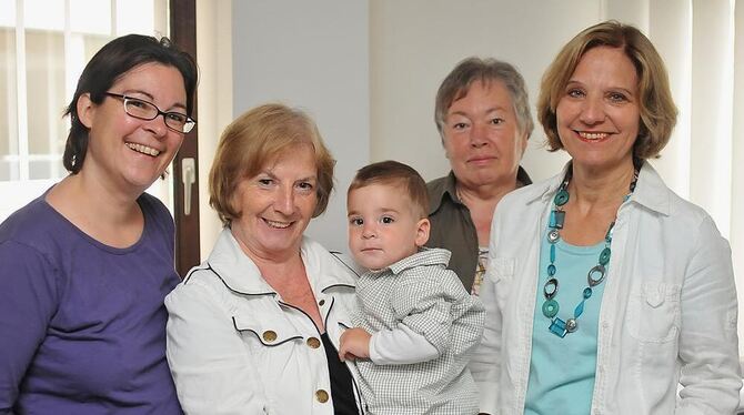 Wissen nur Positives über das Miteinander von Wunsch-Großeltern und Wunsch-Enkeln zu berichten (von links): Nina Hilpüsch mit Le