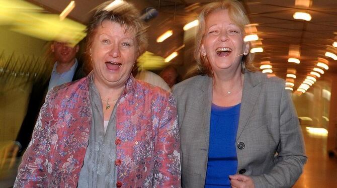 Die Landesvorsitzende der NRW-SPD, Hannelore Kraft (rechts), und die Fraktionsvorsitzende der NRW-Grünen, Sylvia Löhrmann.