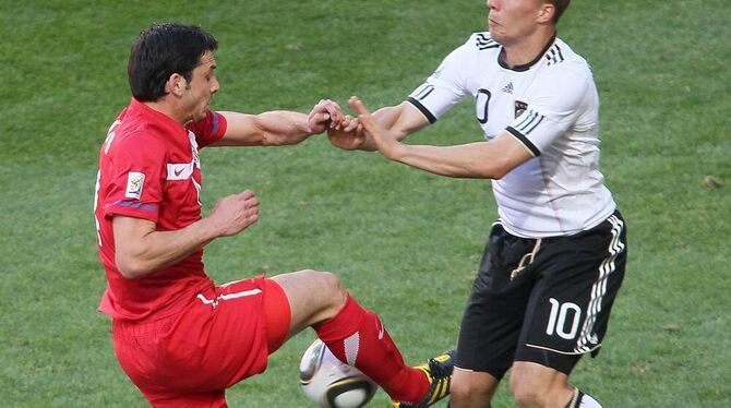 Alles andere als Händchenhalten: Serbiens Gojko Kacar (links) im Duell mit Lukas Podolski. Alles andere als Händchenhalten: Serbiens Gojko Kacar (links) im Duell mit Lukas Podolski.