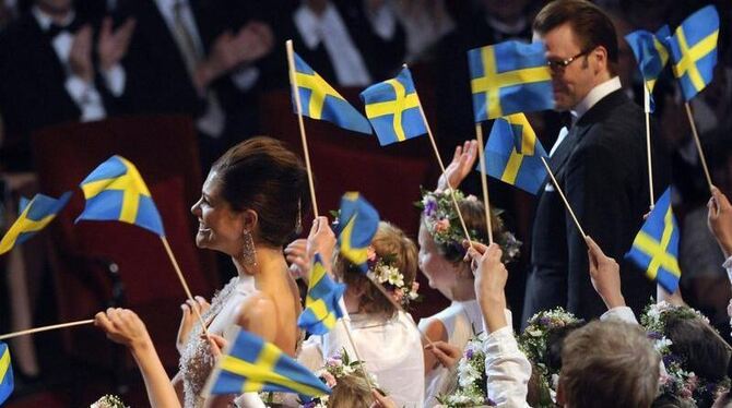 Schon am Vorabend der Hochzeit lassen sich Kronprinzessin Victoria und Daniel Westling feiern. Schon am Vorabend der Hochzeit lassen sich Kronprinzessin Victoria und Daniel Westling feiern.