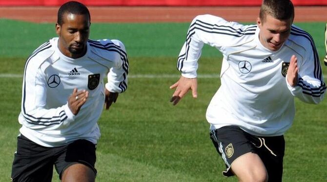 Cacau (l) beim Training mit Lukas Podolski.