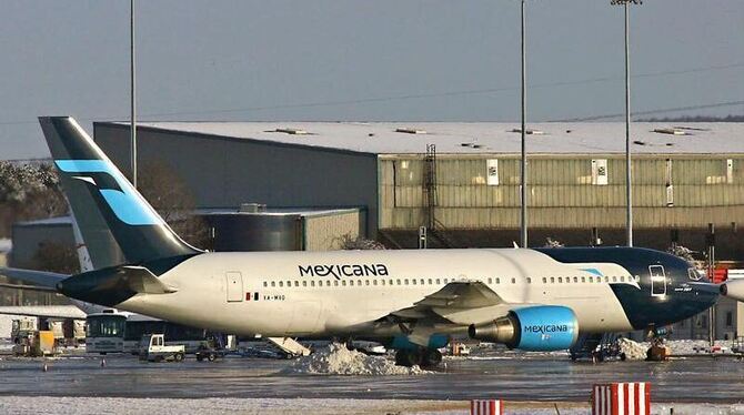 Ein Boeing 767 der Fluggesellschaft Mexicana auf dem Flughafen von Birmingham in Großbritannien.