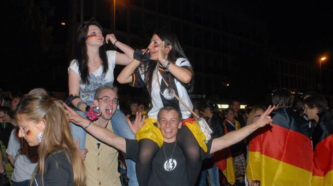 Auf der Karlstraße waren die Fans außer Rand und Band. Auf der Karlstraße waren die Fans außer Rand und Band.