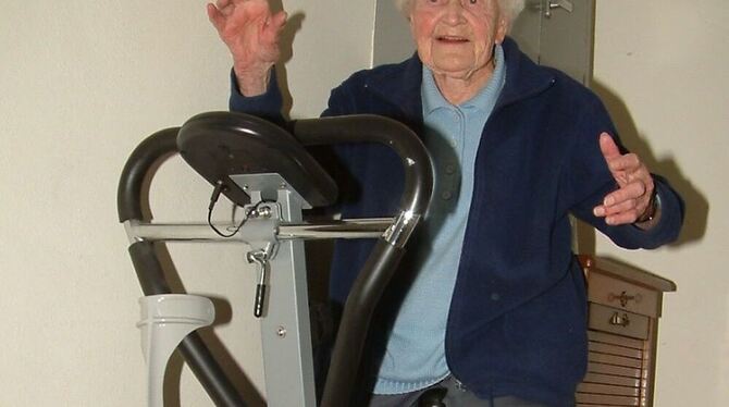 Radfahren: Herta Oeser hält sich auch mit 105 Jahren noch fit.  FOTO: KABLAOUI