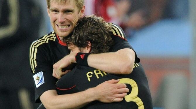 Verteidiger-Glück: Per Mertesacker (hinten) und Arne Friedrich nach dem Sieg. FOTO: DPA Verteidiger-Glück: Per Mertesacker (hinten) und Arne Friedrich nach dem Sieg. FOTO: DPA