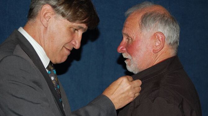 Der Sportkreisvorsitzende Heinz Walter zeichnete Kuno Schmid mit der silbernen Ehrennadel des Württembergischen Landesportbundes Der Sportkreisvorsitzende Heinz Walter zeichnete Kuno Schmid mit der silbernen Ehrennadel des Württembergischen Landesportbundes