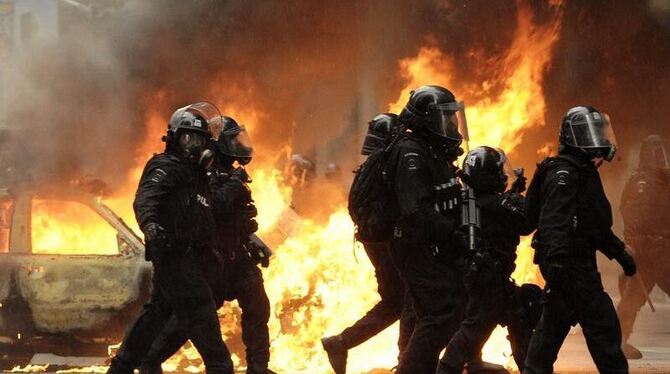 Nach friedlichen Demonstrationen gegen den G20-Gipfel ist es in Toronto zu Ausschreitungen gekommen. Nach friedlichen Demonstrationen gegen den G20-Gipfel ist es in Toronto zu Ausschreitungen gekommen.