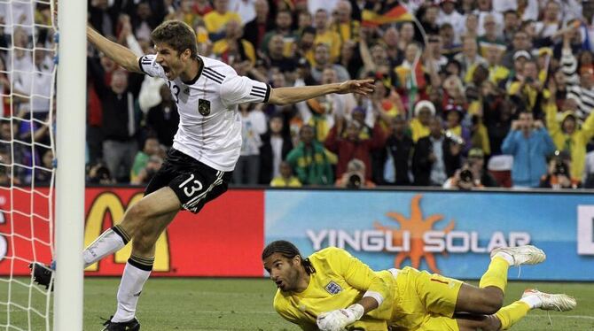 Der ist drin: Thomas Müller schießt das 4:1 gegen England.
