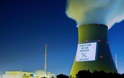 Protestaktion von Greenpeace gegen die Laufzeitverlängerung für das Atomkraftwerk Isar in Unterahrain bei Landshut (Niederbay