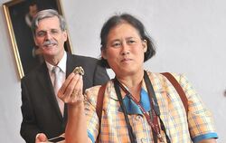 Uni-Rektor Bernd Engler überreichte der Königstochter eine Kopie des kleinen 35 000 Jahre alten Eiszeit-Mammuts. FOTO: TRINKHAUS