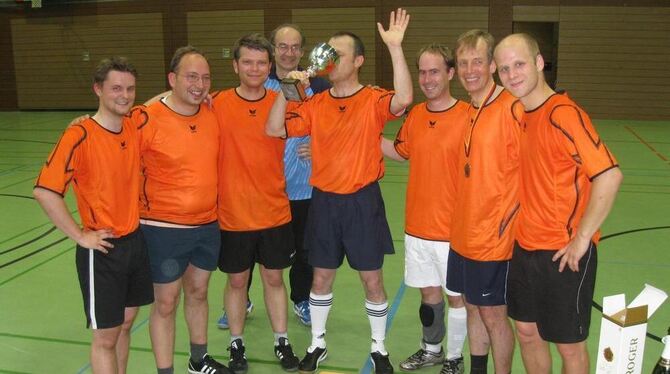 Die siegreichen Richter gönnten sich einen tiefen Schluck aus dem Pokal.  FOTO: PR