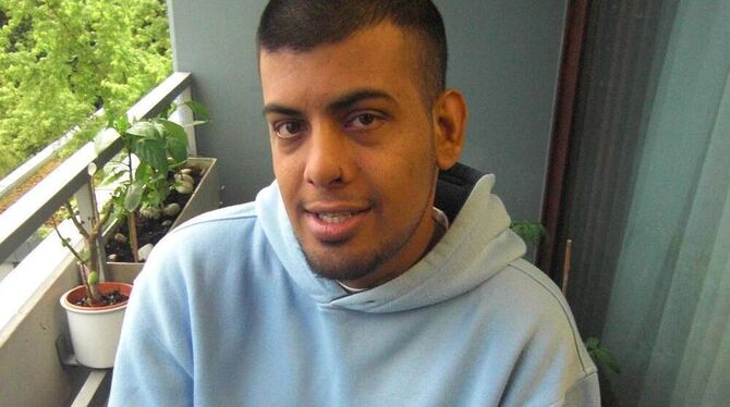 Ohmed Faqirzada auf dem Balkon seines Zimmers in Reutlingen. FOTO: SCHNEIDER Ohmed Faqirzada auf dem Balkon seines Zimmers in Reutlingen. FOTO: SCHNEIDER