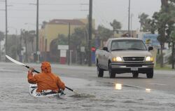 Paddler auf dem Padre Boulevard: Hurrikan "Alex" hat die Küsten von Mexiko und Texas erreicht.