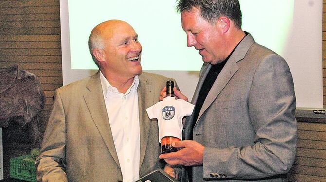 Der neue TSG-Vorsitzende Thomas Bader (rechts) dankt seinem Vorgänger Dr. Heiner Völker für das langjährige Engagement. FOTO: T Der neue TSG-Vorsitzende Thomas Bader (rechts) dankt seinem Vorgänger Dr. Heiner Völker für das langjährige Engagement. FOTO: T