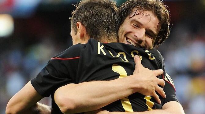 Miroslav Klose und Arne Friedrich freuen sich über den Sieg. Miroslav Klose und Arne Friedrich freuen sich über den Sieg.