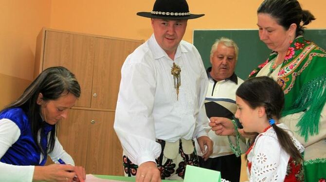 Wähler in traditioneller Tracht geben ihre Stimme in Zakopane ab.